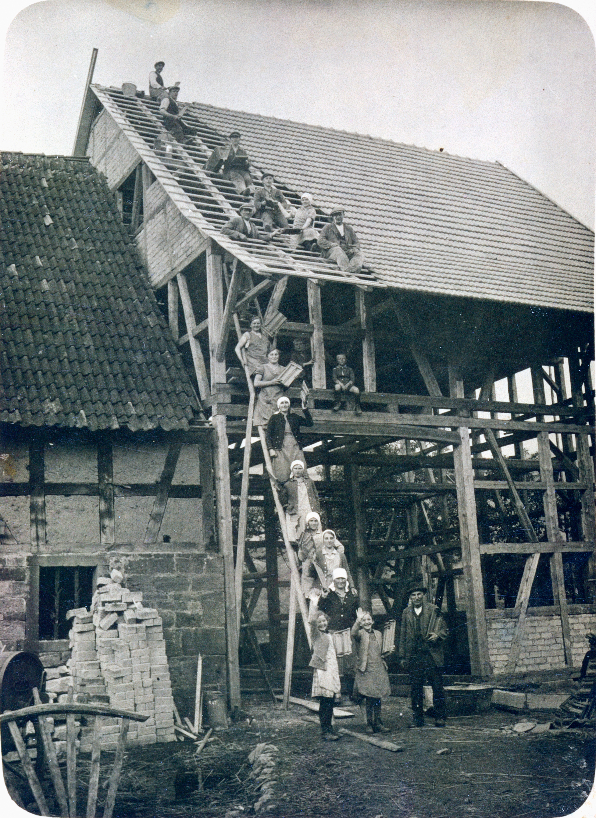 Scheunendach wird gedeckt 1936
